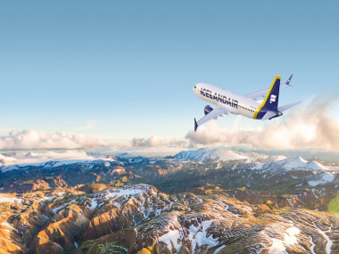 Avion Icelandair survolant les montagnes