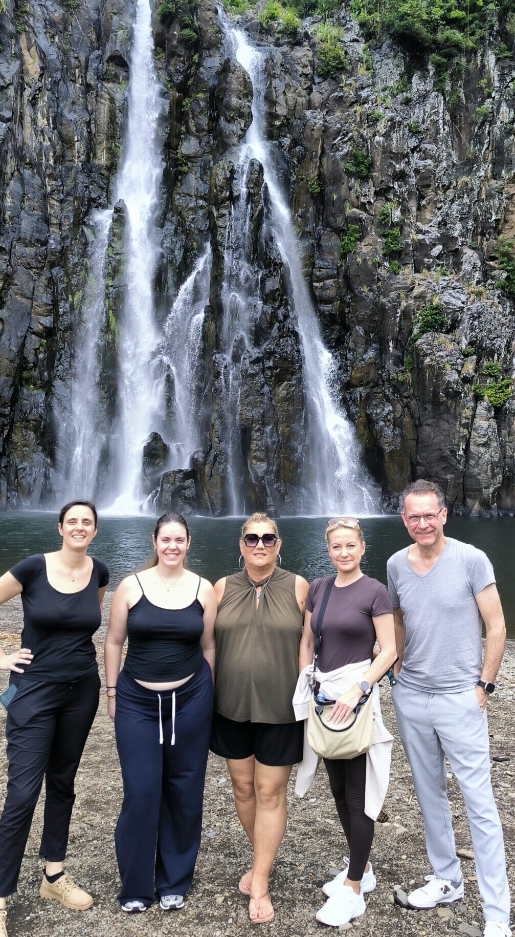 Cascade, végétation luxuriante, route vers Salazie